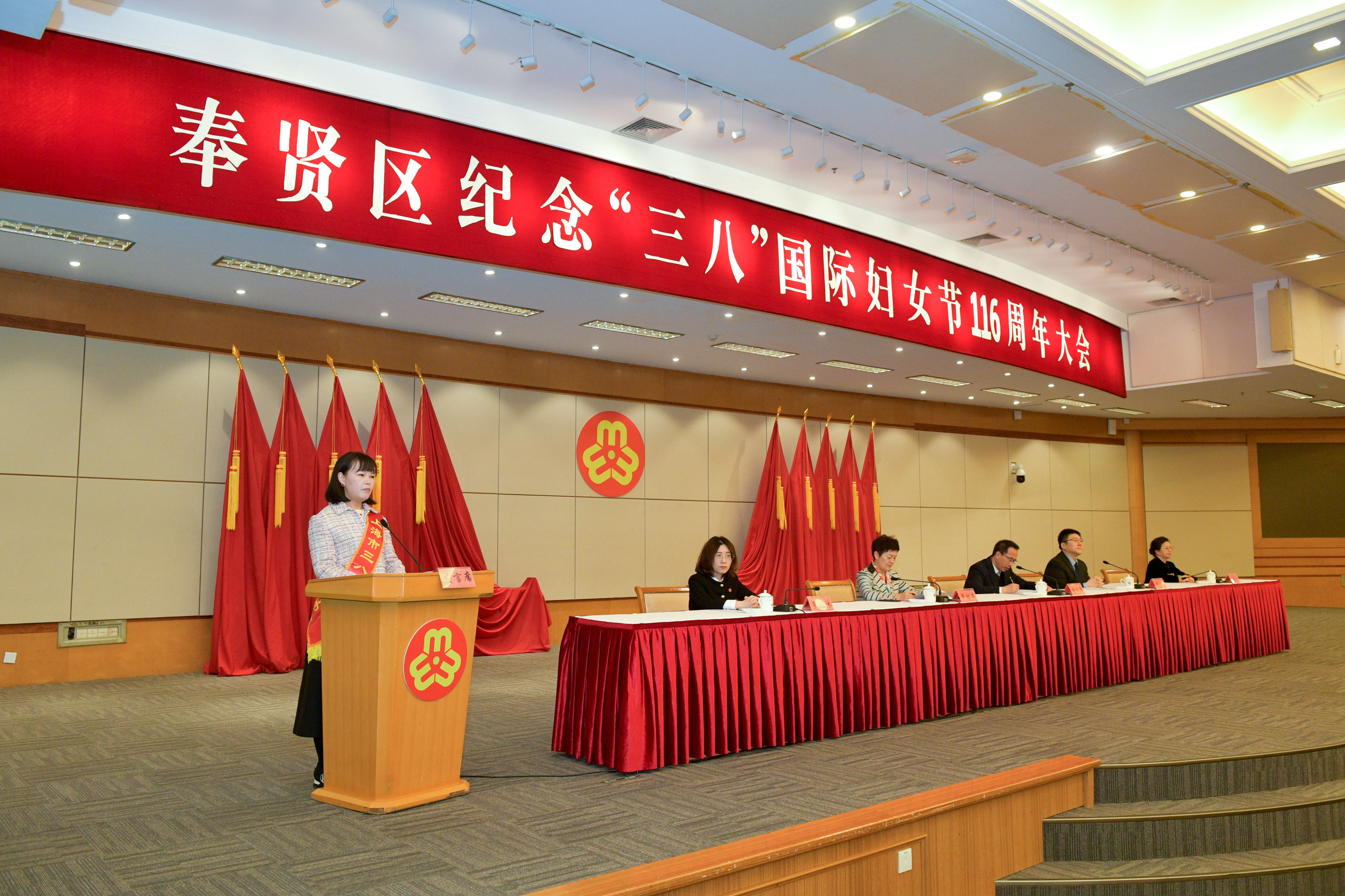 玖開集團總經(jīng)理吳彩琴受邀出席奉賢區(qū)“三八”婦女節(jié)紀(jì)念大會并作交流發(fā)言